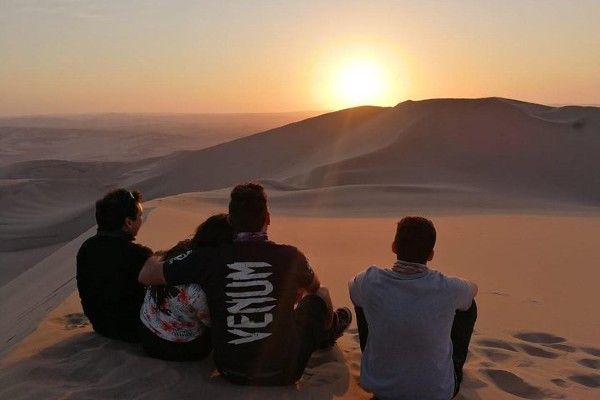 Observar el atardecer en las dunas de ica