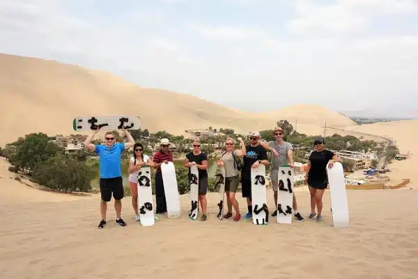 que empresa ofrece el servicio de Sandboarding En al Huacachina